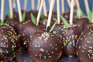 şekerlenmiş granny smith elma, çikolata