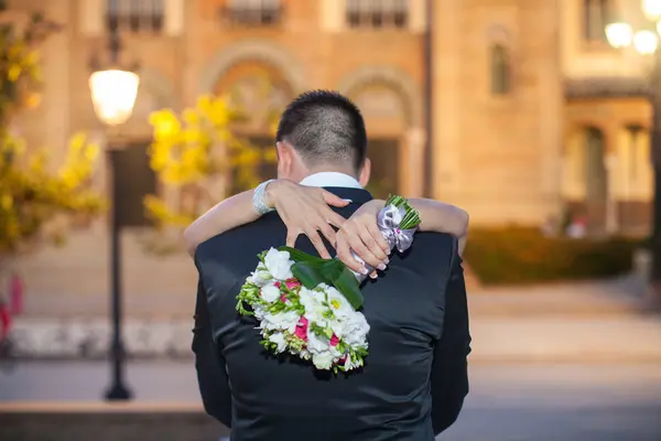 Gelukkige bruid en bruidegom op de bruiloft wandeling — Stockfoto