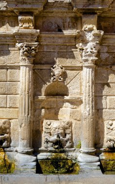 Antik çeşme