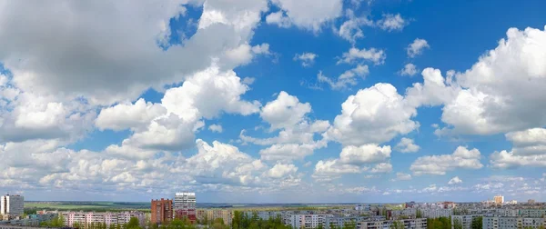 Небо над містом. Панорама — стокове фото