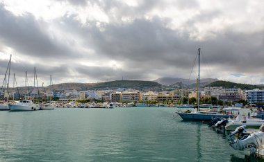 Bulutların üzerinde rethymno.