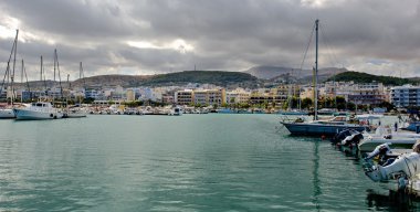 Bulutların üzerinde rethymno.