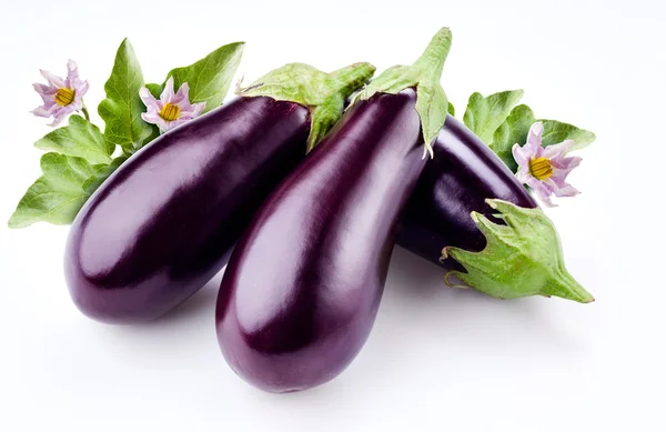 Aubergine met bladeren en bloemen geïsoleerd op wit — Stockfoto