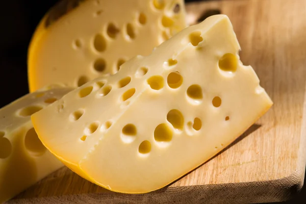 목 판에 치즈 — 스톡 사진