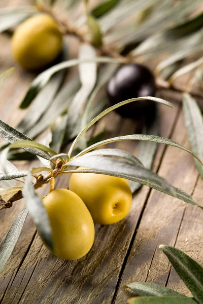 Olives over Wooden Background — Stock Photo, Image