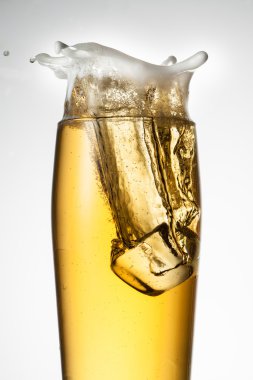 bira buz ile. sıçrama damla ve köpük ile