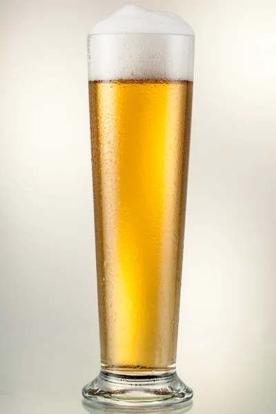 Glas met bier geïsoleerd op wit. met uitknippad — Stockfoto