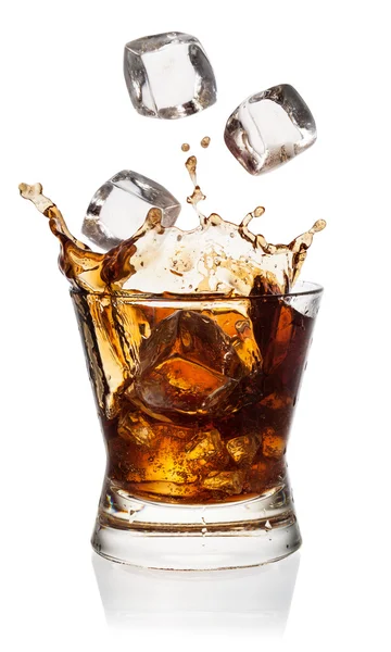 Cola in glas met vallen ijsblokjes op wit. met knippen pat — Stockfoto