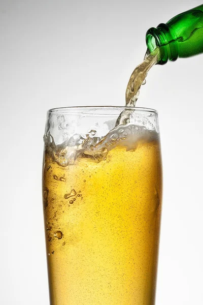 Öl hälls i glas. — Stockfoto