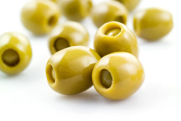 Olive verdi farcite su bianco — Foto Stock