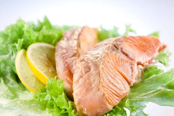 Salmon. fillet with salad and lemon — Stock Photo, Image