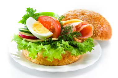 jambon, peynir, taze sebze ve yumurta ile sandviç