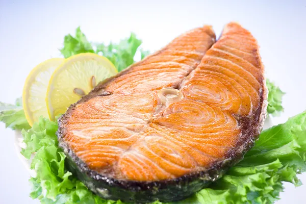 Salmon steak with salad and lemon — Stock Photo, Image