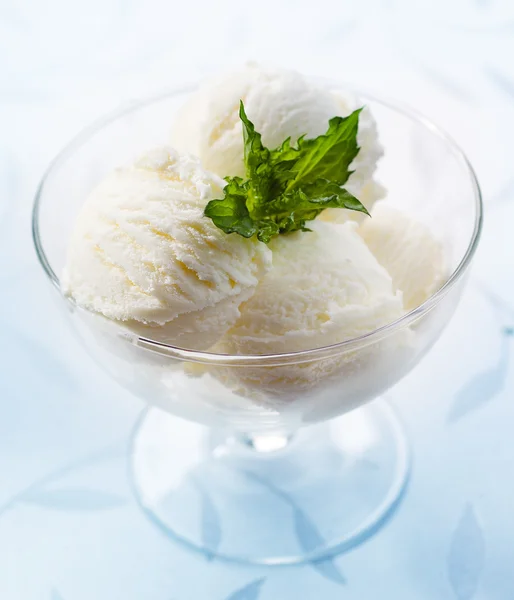 Beyaz vanilyalı dondurma tatlı — Stok fotoğraf