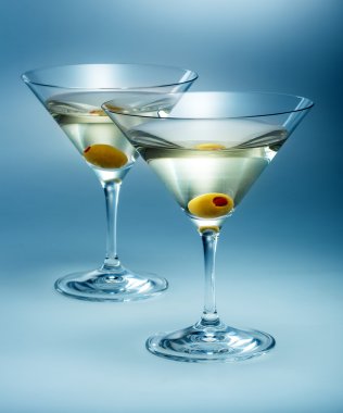 olive ile iki kadeh martini. izole kokteyl