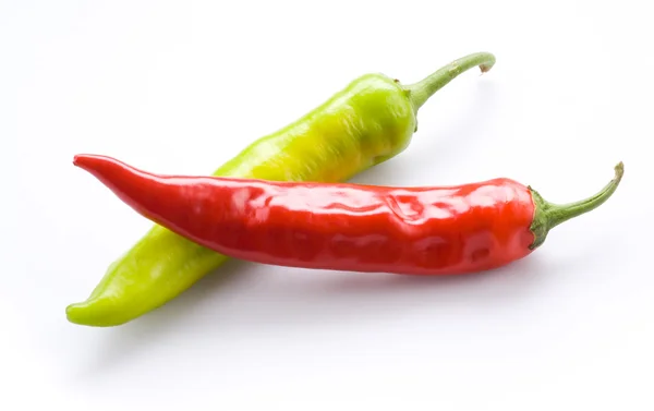 Chiles rojos y verdes aislados sobre un blanco — Foto de Stock