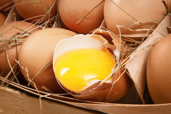Huevos de pollo con huevo roto — Foto de Stock