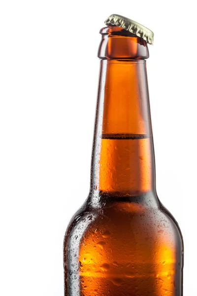 Botella abierta de cerveza con gotas aisladas en blanco — Foto de Stock