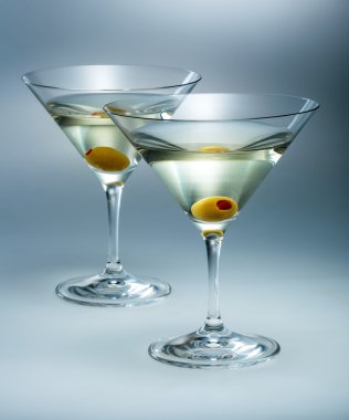 olive ile iki kadeh martini. izole kokteyl