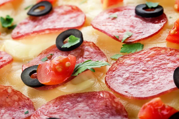 Pizza with salami and black olives. macro — Stock Photo, Image