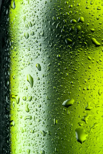 A água deixa cair textura na garrafa de cerveja. Contexto abstrato — Fotografia de Stock