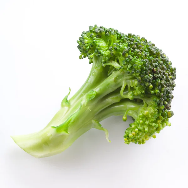 Broccoli proaspăt izolat pe alb — Fotografie, imagine de stoc