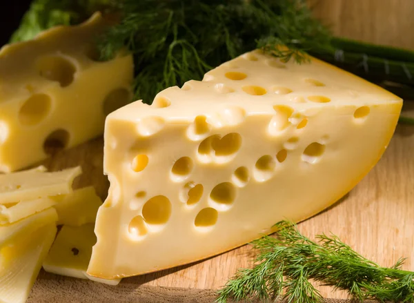 Bit ost med dill på träbord — Stockfoto