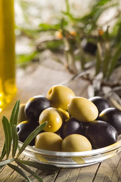 Green and black olives with leaves — Stock Photo, Image