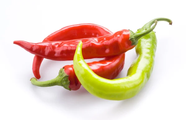 Tři horké chilli papričky izolované na bílém pozadí — Stock fotografie