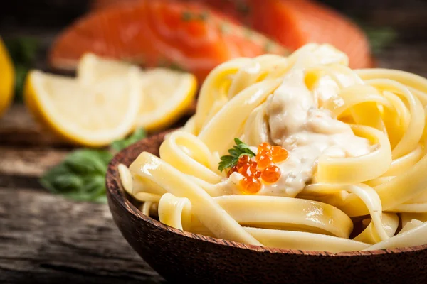 Fideos con salsa y caviar rojo —  Fotos de Stock