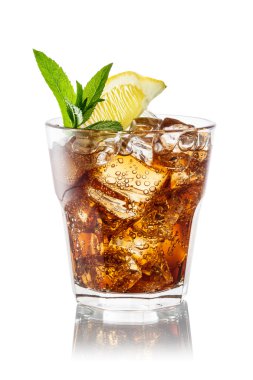 bir bardak kola buz, üzerinde beyaz izole limon ve nane ile. clippi