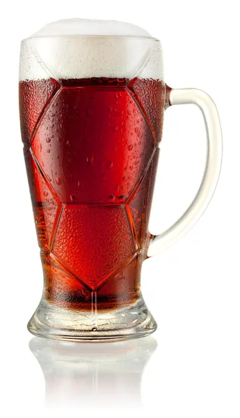 Cerveza oscura en taza con gotas aisladas sobre fondo blanco. Clippi. — Foto de Stock