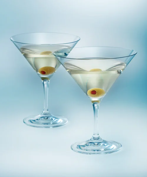 Zwei Gläser Martini mit Oliven. Cocktail isoliert — Stockfoto