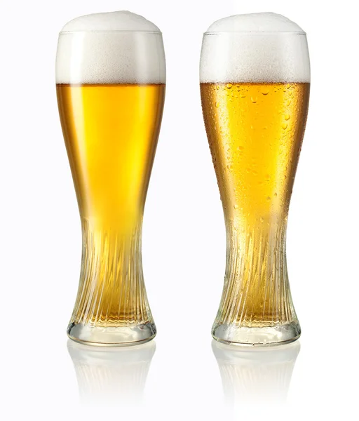 Copo de cerveja leve isolado no fundo branco. Caminho de recorte — Fotografia de Stock