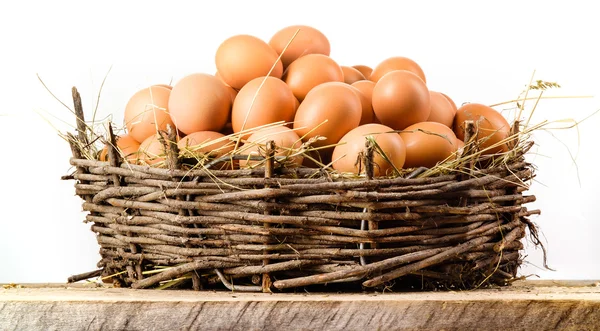 Huevos de pollo en gran nido aislados. Alimentos ecológicos — Foto de Stock