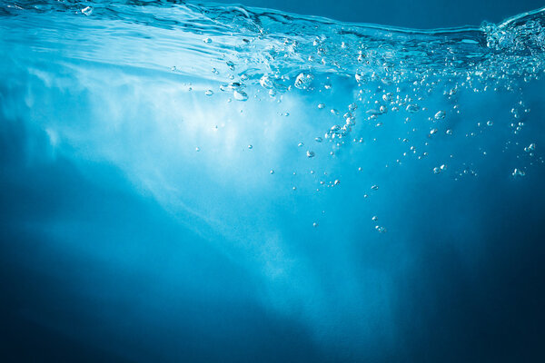 Абстрактный синий фон. Вода с солнечными лучами
