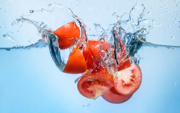 Tomaat splash diep in het water — Stockfoto