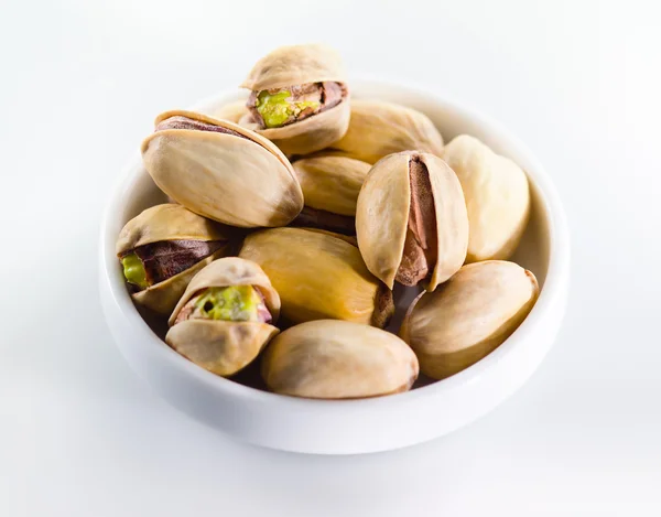 Pistachio. Heap of nuts isolated on white background — Stock Photo, Image