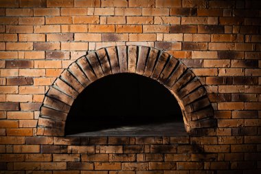 Pizza pişirmek ve pişirmek için geleneksel bir fırın..