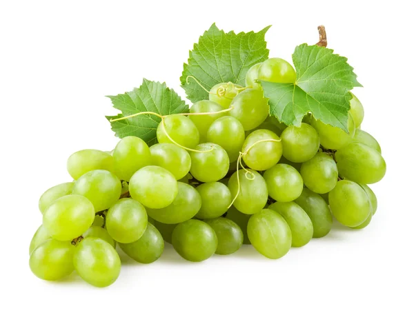 Uvas verdes frescas com folhas. Isolado em branco — Fotografia de Stock