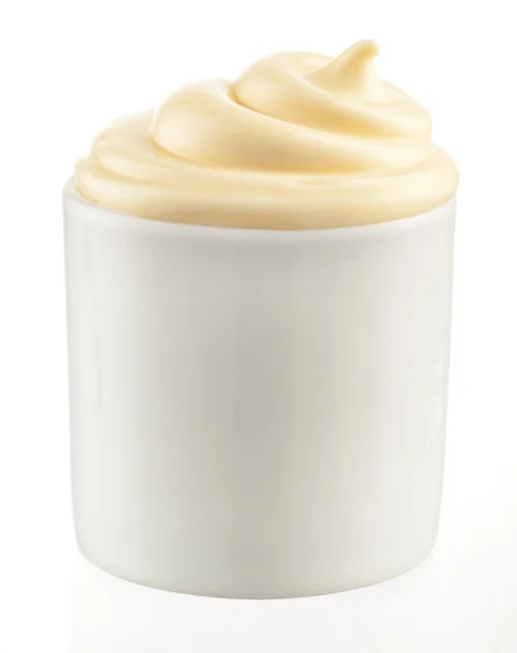 Eine Handvoll Mayonnaise in einer Schüssel auf weißem Hintergrund — Stockfoto