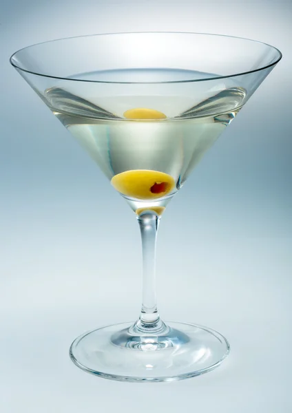 Martini mit Oliven isoliert. Wermut — Stockfoto