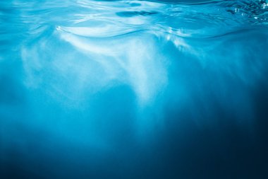 Güneş ışınları ile soyut mavi su arka plan