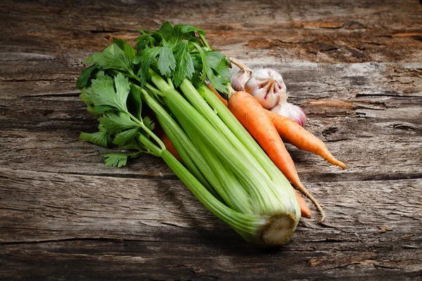 Βιολογικά λαχανικά - σέλινο, καρότο, σκόρδο — Φωτογραφία Αρχείου