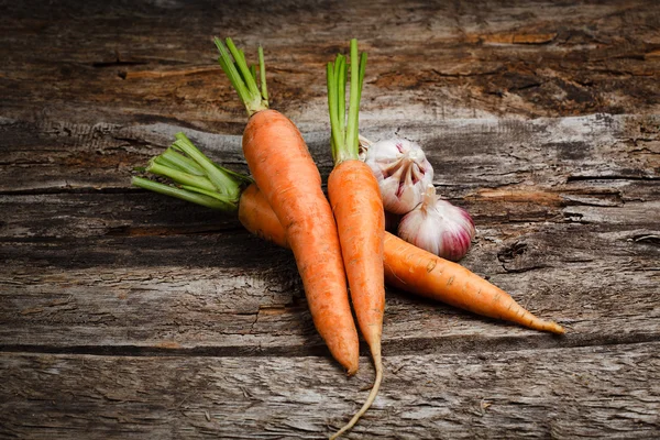 Βιολογικά λαχανικά - καρότο, σκόρδο. φόντο τροφίμων — Φωτογραφία Αρχείου