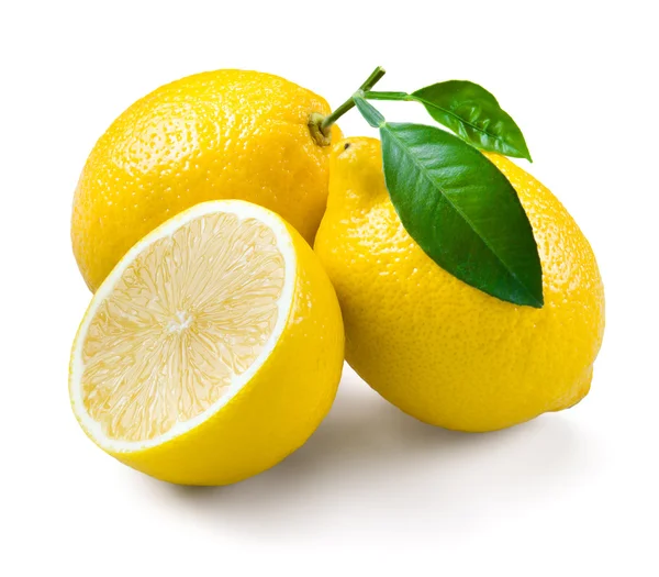 Zitronen mit Blättern auf weißem Hintergrund. — Stockfoto