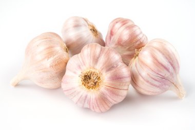 Beyaz arkaplanda sarımsak