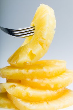 dilimlenmiş ananas. çatal üzerinde meyve. Makro