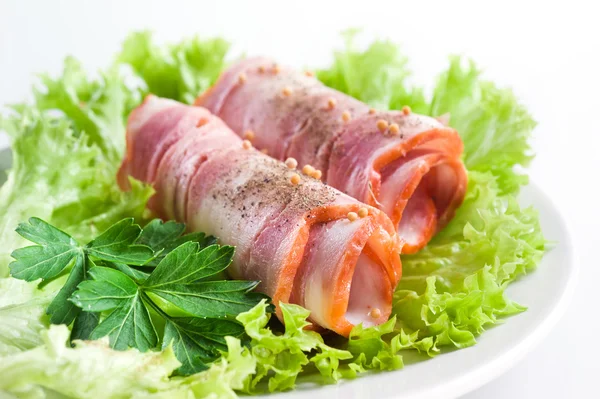 Prosciutto. Rotolo di pancetta con spezie ed erbe aromatiche — Foto Stock