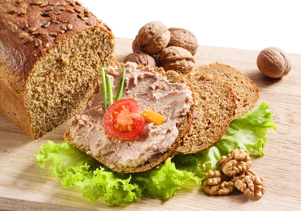 Paté på bröd. med tomat och nötter — Stockfoto